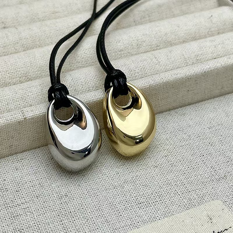 Mens Fashion Trends 2026 - Collar coreano de cuerda negra con